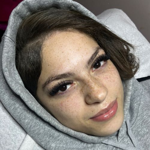 Fluffy brow shaping on a Soleil client